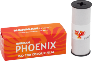 Pachet film negativ color Harman Phoenix ISO 200 format 120 și rola de film medium format, disponibil pe gphoto.ro.
