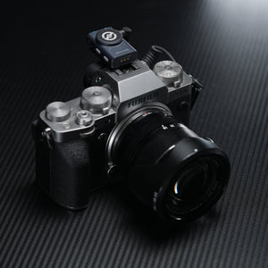 Receptor ultra-compact Hollyland Lark M2 montat pe o cameră foto Fujifilm X-T4, evidențiind designul minimalist și integrarea perfectă pentru vlogging profesional.