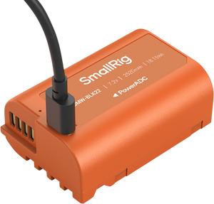 Demonstrație de încărcare pentru acumulatorul SmallRig DMW-BLK22 prin cablu USB-C conectat direct în portul integrat al bateriei portocalii.