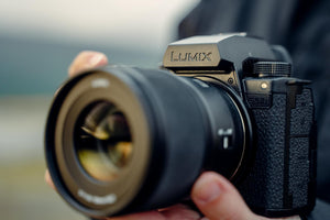 Panasonic Lumix S5IIX Kit cu obiectiv Lumix S 20-60mm, aparat foto Mirrorless Full Frame profesional pentru video și foto.