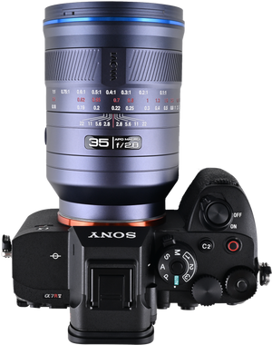Obiectiv Laowa ACRIS 35mm f/2.8 1X Macro APO montat pe un aparat foto mirrorless Sony Alpha