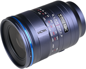 Obiectiv Laowa ACRIS 35mm f/2.8 1X Macro APO vazut din profil cu inelul albastru si marcajele de distanta