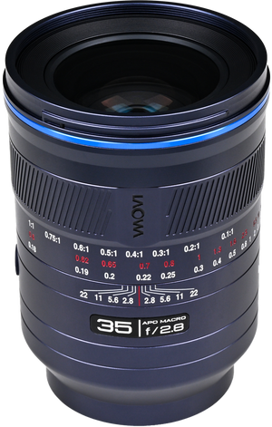Obiectiv foto Laowa ACRIS 35mm f/2.8 1X Macro APO privit dintr-un unghi superior cu elementul frontal vizibil