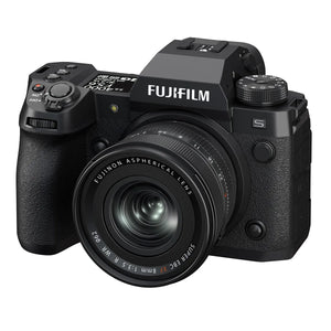 Obiectiv ultra-wide Fujifilm XF 8mm f/3.5 R WR montat pe un body mirrorless Fujifilm seria X, demonstrând designul compact și echilibrat.