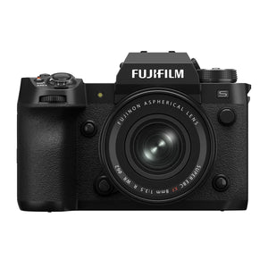 Vedere frontală a obiectivului ultra-wide Fujifilm XF 8mm f3.5 R WR montat pe o cameră profesională Fujifilm seria X-H, evidențiind diametrul filtrului de 62mm.