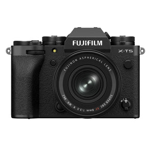 Obiectiv Fujifilm XF 8mm f/3.5 R WR montat pe camera mirrorless Fujifilm X-T5, vedere frontală, demonstrând dimensiunile compacte ale sistemului.