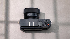 Obiectiv Panasonic LUMIX S 20mm f/2.5 montat pe un corp de cameră foto mirrorless Panasonic Lumix