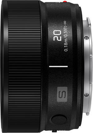 Vedere din profil a obiectivului Panasonic LUMIX S 20mm f/2.5 pentru montură L-Mount