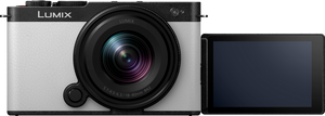 Aparat foto mirrorless Panasonic Lumix S9 alb cu obiectiv 18-40mm și ecran LCD rabatabil deschis lateral.