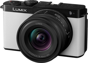 Aparat foto mirrorless Panasonic Lumix S9 de culoare albă, văzut din unghi de trei sferturi, cu obiectiv negru Lumix S 18-40mm f/4.5-6.3.