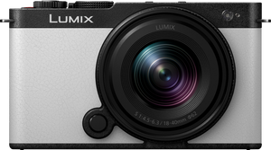 Aparat foto mirrorless Panasonic Lumix S9 de culoare alba cu finisaj din piele ecologică și obiectiv 18-40mm F4.5-6.3.