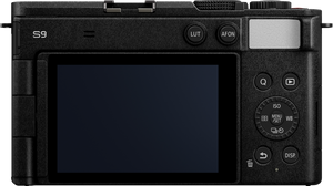 Vedere din spate a aparatului foto Panasonic Lumix S9, prezentând ecranul LCD, roata de navigare și butoanele LUT, AF-ON și Quick Menu.