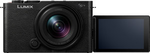 Vedere frontală a aparatului foto negru Panasonic LUMIX S9 cu obiectivul 18-40mm și ecranul LCD tactil complet deschis și rotit spre față (selfie mode), prezentând designul compact optimizat pentru vlogging, pe un fundal alb.