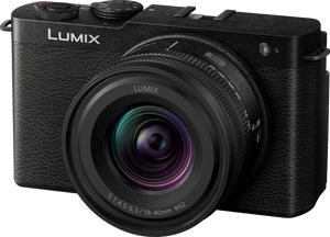 Aparat foto mirrorless full-frame Panasonic LUMIX S9 de culoare neagră, echipat cu obiectivul zoom LUMIX S 18-40mm f/4.5-6.3, văzut dintr-un unghi de trei sferturi (perspectivă), pe un fundal alb.