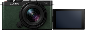 Aparat foto mirrorless Panasonic Lumix S9 verde cu obiectiv 18-40mm și ecran LCD rabatabil deschis lateral.