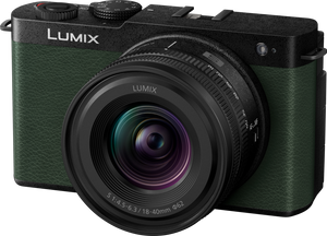 Aparat foto mirrorless Panasonic Lumix S9 de culoare verde închis, văzut din unghi de trei sferturi, cu obiectiv negru Lumix S 18-40mm f/4.5-6.3.