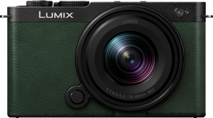 Aparat foto mirrorless Panasonic Lumix S9 de culoare oliv cu finisaj din piele ecologică și obiectiv 18-40mm F4.5-6.3.