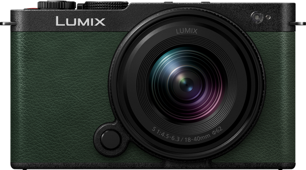 Aparat foto mirrorless Panasonic Lumix S9 de culoare oliv cu finisaj din piele ecologică și obiectiv 18-40mm F4.5-6.3.