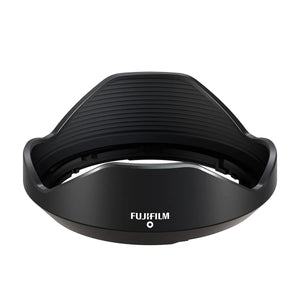 Parasolar original tip petală Fujifilm, inclus în pachetul obiectivului XF 8mm f/3.5 R WR, finisaj negru mat cu logo Fujifilm.