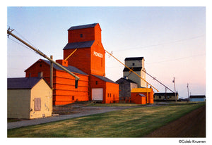 Peisaj urban-industrial realizat pe film color Harman Phoenix 200 format 120, arătând tonuri calde și texturi clare - Mostră disponibilă pe gphoto.ro