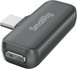 Vedere laterală a receptorului USB-C SmallRig S-60, prezentând butoanele de împerechere și control pentru sistemul de microfon wireless.