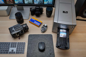 Scaner foto Pacific Image Prime Film 120 Pro Plus scanând un film de format mediu într-un spațiu de lucru pentru fotografi