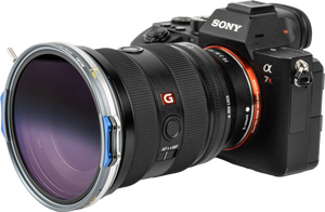 Vedere din profil a sistemului de filtre magnetice NiSi JetMag Pro cu elemente albastre de fixare, montat pe un obiectiv Sony FE G Master și aparat mirrorless Sony Alpha 7R, pe fundal transparent.