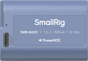 Detaliu etichetă acumulator albastru SmallRig DMW-BLK22: 2520mAh, 18.15Wh, cu indicator LED și port de încărcare USB-C PowerADC.