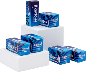 Grup de cutii de film foto color Harman Phoenix 200 format 120 expuse pe suporturi albe - Stoc disponibil pe gphoto.ro