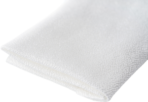 Detaliu textura material laveta alba din microfibra moale NiSi pentru curatare senzori si optica foto gphoto.ro