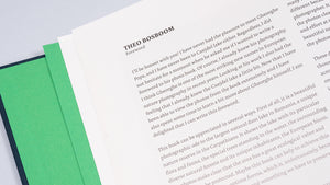 Detaliu cu primele pagini ale albumului „Cuejdel”, deschis la secțiunea „Foreword” semnată de fotograful Theo Bosboom. Textul în limba engleză descrie valoarea fotografică a lacului Cuejdel și aprecierea pentru munca lui Gheorghe Popa. În partea stângă se observă un insert de hărtie verde, adăugând un accent vizual deosebit designului interior.